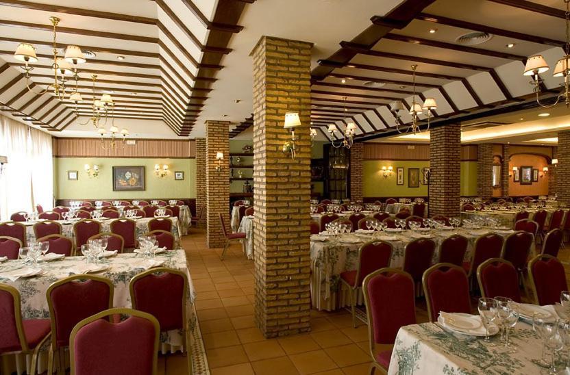 Hotel Manolo Mayo Los Palacios Y Villafranca Ngoại thất bức ảnh